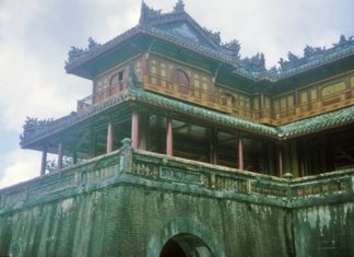 Vì sao xứ Huế luôn mang một nỗi buồn trăm năm trầm mặc?