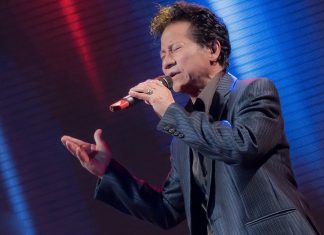 Chế Linh: “Ca sĩ như là những người cầm kim khâu để vá lành vết thương”