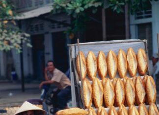 Bánh mì Sài Gòn ngày xưa và sở thích ăn “bánh mì không” của người Sài Gòn