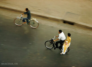 Vì sao phụ nữ Saigon xưa ngồi một bên ở sau xe máy, xe đạp?