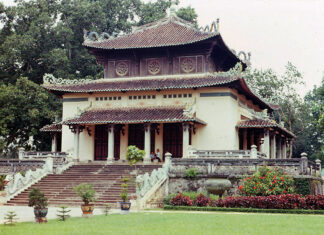 Hình ảnh đền Quốc tổ Hùng Vương bên trong Thảo Cầm Viên Sài Gòn